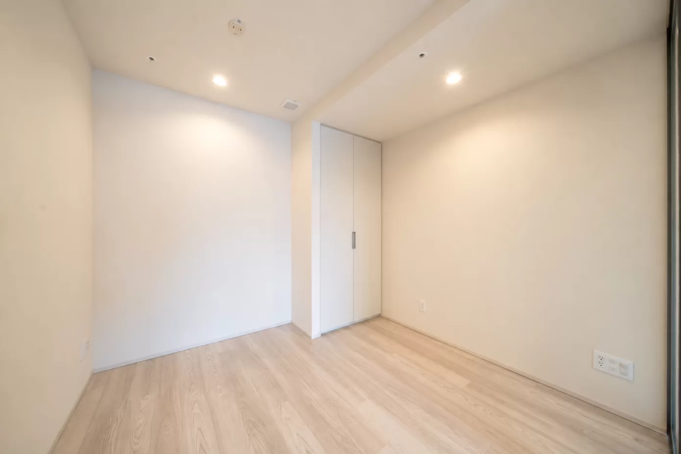 家具の費用を20万円に抑えて整える、新築タワマンのホテルライクインテリア