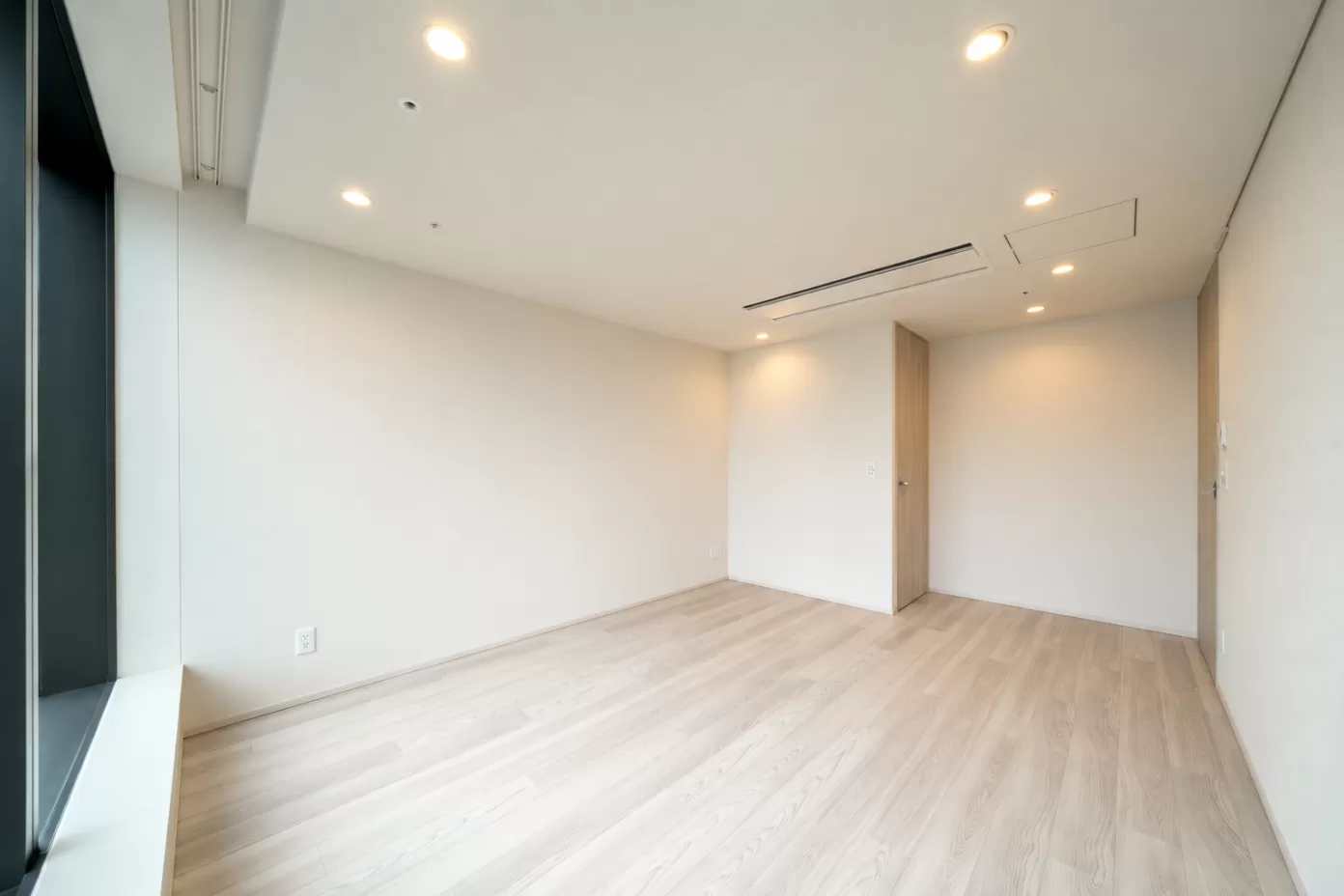家具の費用を20万円に抑えて整える、新築タワマンのホテルライクインテリア