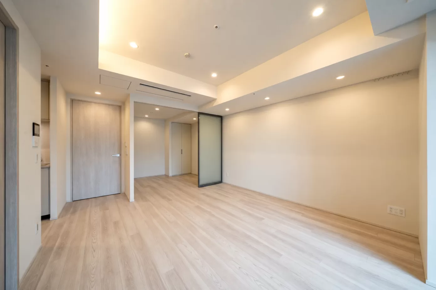 家具の費用を20万円に抑えて整える、新築タワマンのホテルライクインテリア